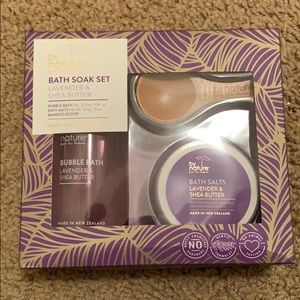 By Nature bath soak set